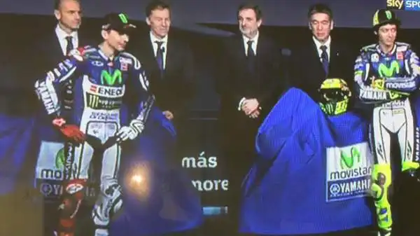 Presentata a Madrid la Yamaha che guideranno Valentino Rossi e Jorge Lorenzo nel 2015.