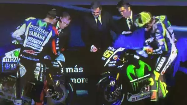 Presentata a Madrid la Yamaha che guideranno Valentino Rossi e Jorge Lorenzo nel 2015.