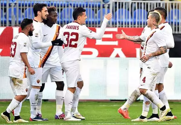 La Roma vince in Sardegna con i gol di Ljajic e Paredes, allo scadere il gol dei padroni di casa con la prima rete in Serie A di M'Poku.