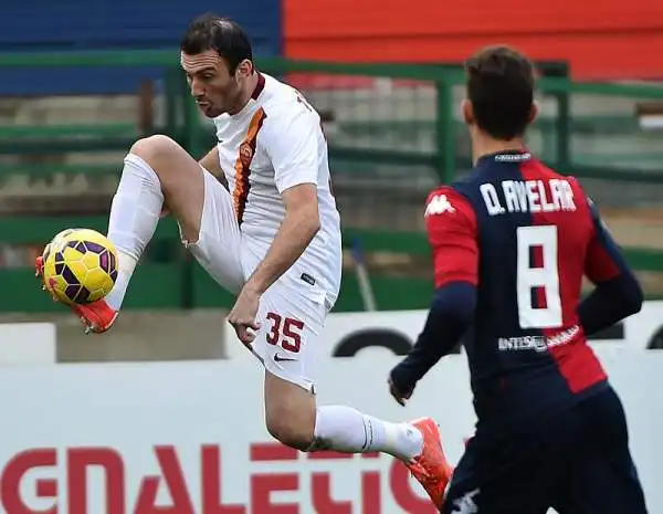 La Roma vince in Sardegna con i gol di Ljajic e Paredes, allo scadere il gol dei padroni di casa con la prima rete in Serie A di M'Poku.