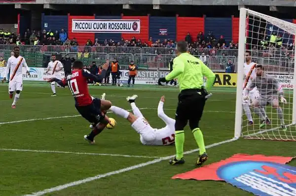 La Roma vince in Sardegna con i gol di Ljajic e Paredes, allo scadere il gol dei padroni di casa con la prima rete in Serie A di M'Poku.