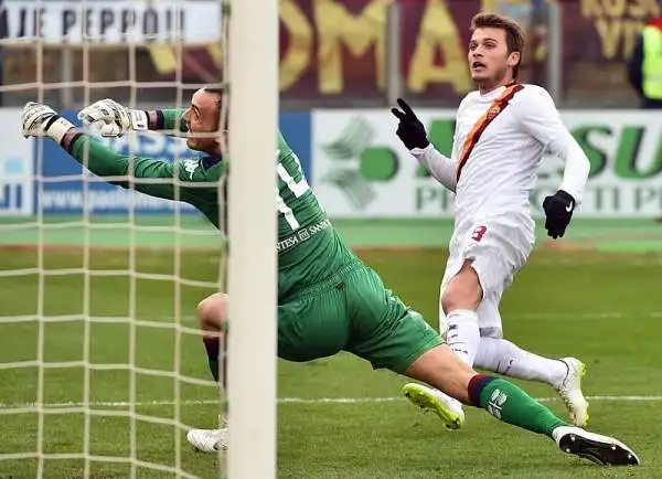 La Roma vince in Sardegna con i gol di Ljajic e Paredes, allo scadere il gol dei padroni di casa con la prima rete in Serie A di M'Poku.