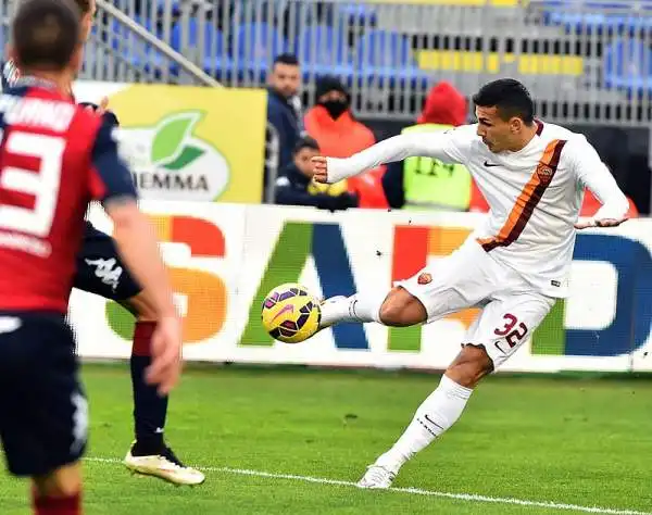 La Roma vince in Sardegna con i gol di Ljajic e Paredes, allo scadere il gol dei padroni di casa con la prima rete in Serie A di M'Poku.