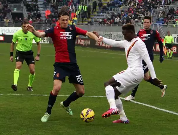 La Roma vince in Sardegna con i gol di Ljajic e Paredes, allo scadere il gol dei padroni di casa con la prima rete in Serie A di M'Poku.