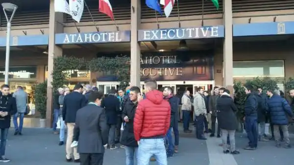 All'AtaHotel Executive di Milano i dirigenti delle società trattano per chiudere gli ultimi affari.