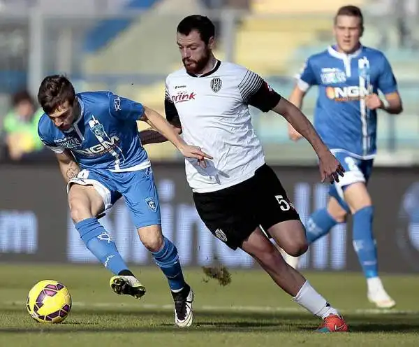 Importante vittoria per l'Empoli che al Castellani ottiene l'intera posta in palio con i gol di Maccarone e Signorelli.