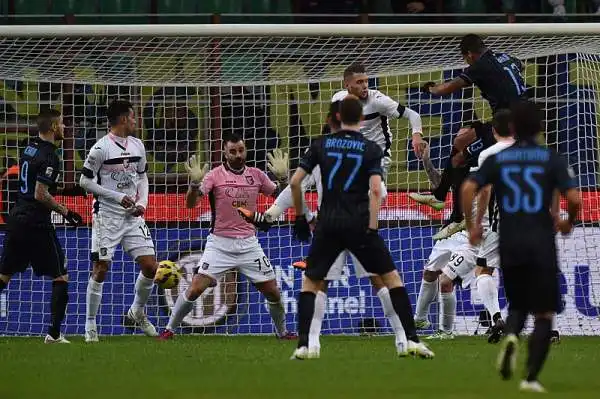 Con un gol di Guarin e una doppietta di Icardi l'Inter batte il Palermo e rialza la testa affiancando in classifica i cugini del Milan.