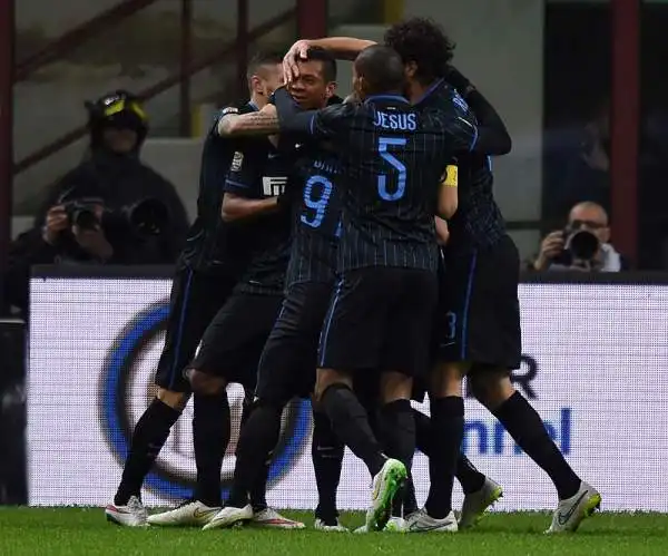 Con un gol di Guarin e una doppietta di Icardi l'Inter batte il Palermo e rialza la testa affiancando in classifica i cugini del Milan.