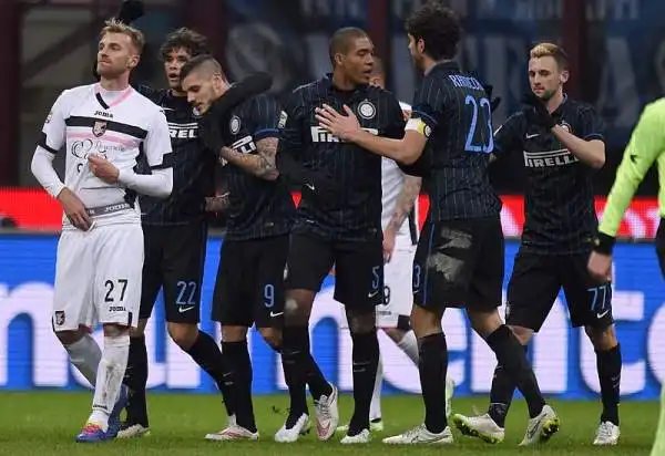 Con un gol di Guarin e una doppietta di Icardi l'Inter batte il Palermo e rialza la testa affiancando in classifica i cugini del Milan.