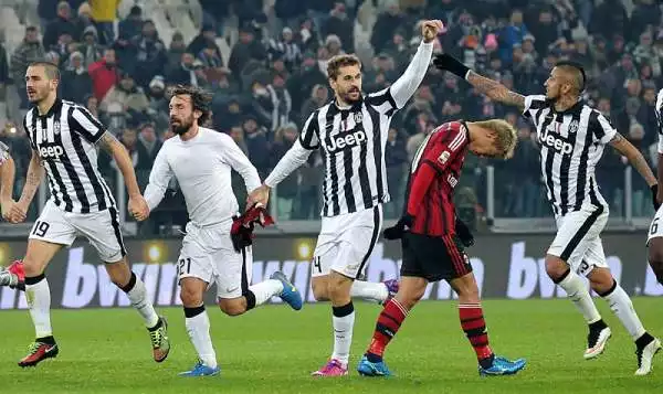 I bianconeri vincono il secondo anticipo di serie A superando i rossoneri con le reti di Tevez, Bonucci e Morata. Inutile il gol del momentaneo pareggio di Antonelli.