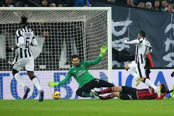 I bianconeri vincono il secondo anticipo di serie A superando i rossoneri con le reti di Tevez, Bonucci e Morata. Inutile il gol del momentaneo pareggio di Antonelli.