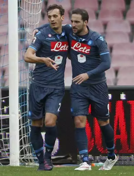 Al San Paolo gli azzurri battono l'Udinese con le reti di Mertens e Gabbiadini nel primo tempo e autogol di Thereau nella ripresa, sempre il francese in gol per il momentaneo 2-1 dei friulani.