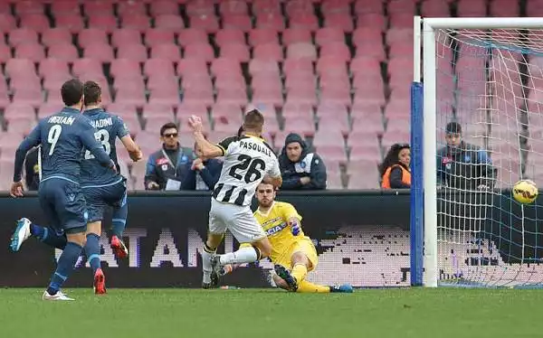 Al San Paolo gli azzurri battono l'Udinese con le reti di Mertens e Gabbiadini nel primo tempo e autogol di Thereau nella ripresa, sempre il francese in gol per il momentaneo 2-1 dei friulani.