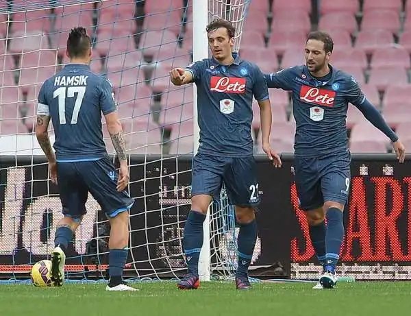 Al San Paolo gli azzurri battono l'Udinese con le reti di Mertens e Gabbiadini nel primo tempo e autogol di Thereau nella ripresa, sempre il francese in gol per il momentaneo 2-1 dei friulani.