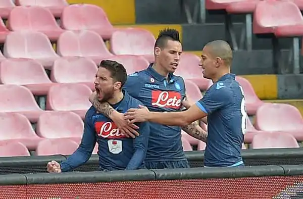 Al San Paolo gli azzurri battono l'Udinese con le reti di Mertens e Gabbiadini nel primo tempo e autogol di Thereau nella ripresa, sempre il francese in gol per il momentaneo 2-1 dei friulani.