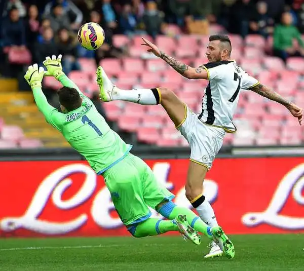 Al San Paolo gli azzurri battono l'Udinese con le reti di Mertens e Gabbiadini nel primo tempo e autogol di Thereau nella ripresa, sempre il francese in gol per il momentaneo 2-1 dei friulani.