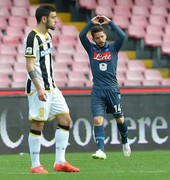 Al San Paolo gli azzurri battono l'Udinese con le reti di Mertens e Gabbiadini nel primo tempo e autogol di Thereau nella ripresa, sempre il francese in gol per il momentaneo 2-1 dei friulani.
