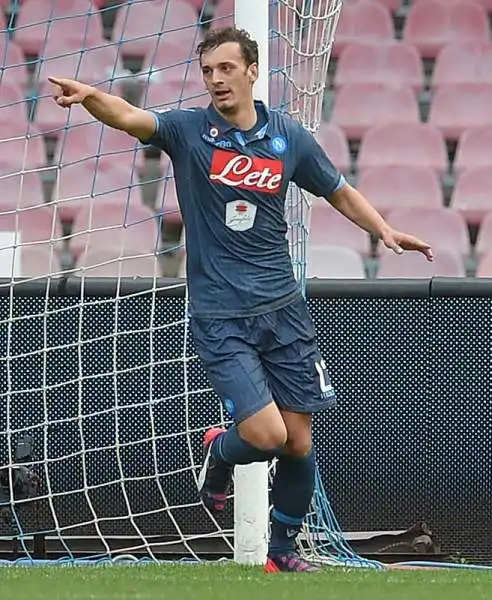 Al San Paolo gli azzurri battono l'Udinese con le reti di Mertens e Gabbiadini nel primo tempo e autogol di Thereau nella ripresa, sempre il francese in gol per il momentaneo 2-1 dei friulani.