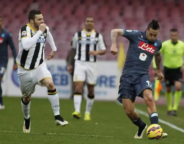 Al San Paolo gli azzurri battono l'Udinese con le reti di Mertens e Gabbiadini nel primo tempo e autogol di Thereau nella ripresa, sempre il francese in gol per il momentaneo 2-1 dei friulani.