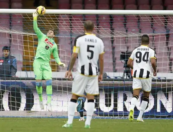 Al San Paolo gli azzurri battono l'Udinese con le reti di Mertens e Gabbiadini nel primo tempo e autogol di Thereau nella ripresa, sempre il francese in gol per il momentaneo 2-1 dei friulani.