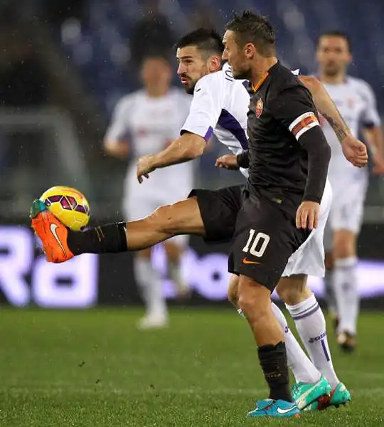 Una doppietta di Mario Gomez elimina i giallorossi, la Fiorentina di Montella vola in semifinale di Coppa Italia.