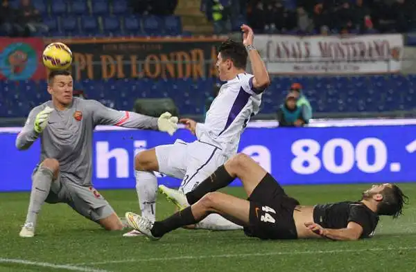 Una doppietta di Mario Gomez elimina i giallorossi, la Fiorentina di Montella vola in semifinale di Coppa Italia.