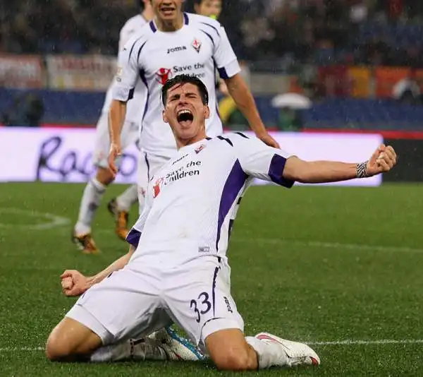 Una doppietta di Mario Gomez elimina i giallorossi, la Fiorentina di Montella vola in semifinale di Coppa Italia.