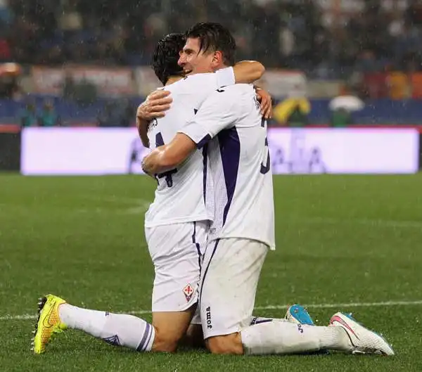 Una doppietta di Mario Gomez elimina i giallorossi, la Fiorentina di Montella vola in semifinale di Coppa Italia.