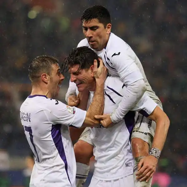 Una doppietta di Mario Gomez elimina i giallorossi, la Fiorentina di Montella vola in semifinale di Coppa Italia.