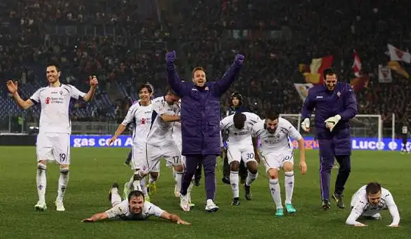 Una doppietta di Mario Gomez elimina i giallorossi, la Fiorentina di Montella vola in semifinale di Coppa Italia.