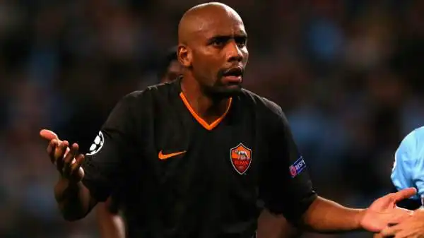 Maicon 5. In grande difficoltà, Pasqual lo spazza via.