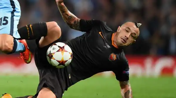 Nainggolan 7. La Roma non crolla nel primo tempo perché c'è lui, con la sua prorompente fisicità, a tenere in piedi la baracca. Quando cala, i giallorossi lo seguono a ruota.