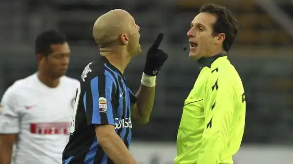 Atalanta-Inter 1-4. Benalouane 4. Lasciare i propri compagni in dieci per due cartellini gialli in pochi secondi (il secondo per proteste troppo plateali per restare impunite) è un vero autogol.