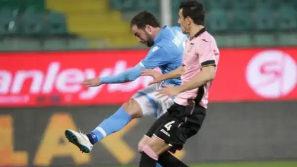 Palermo-Napoli 3-1. Higuain 5. E' nervoso e si vede anche all'uscita dal campo, con un applauso ironico. In campo lotta, ma non incide. Sostituito da Zapata.