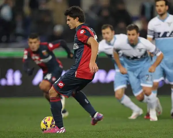 Il Genoa sbanca l'Olimpico battendo la Lazio per 1-0 grazie al rigore di Perotti! Padroni di casa in 10 per un'ora per il rosso a Marchetti.