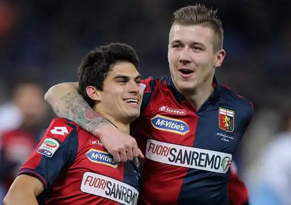 Il Genoa sbanca l'Olimpico battendo la Lazio per 1-0 grazie al rigore di Perotti! Padroni di casa in 10 per un'ora per il rosso a Marchetti.