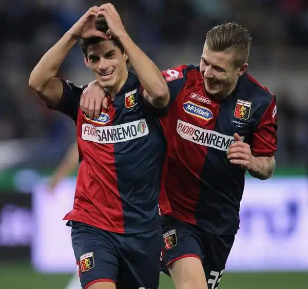 Il Genoa sbanca l'Olimpico battendo la Lazio per 1-0 grazie al rigore di Perotti! Padroni di casa in 10 per un'ora per il rosso a Marchetti.