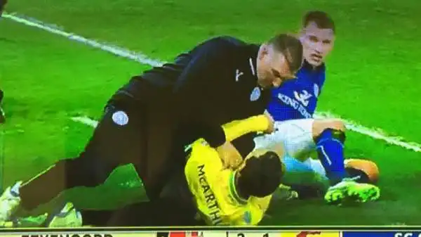 L'allenatore del Leicester ha messo le mani al collo del giocatore fingendo di strozzarlo.