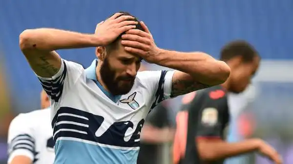 Candreva, gioia e dolore. La gioia sfrenata dopo il gol costa cara al giocatore della Lazio.