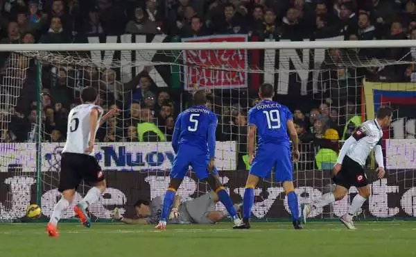 Juve sprecona, pari a Cesena. La capolista subisce il gol di Djuric, ribalta il risultato con Morata e Marchisio, poi subisce il 2-2 di Brienza. Vidal sbaglia un rigore. La Roma resta a sette punti di