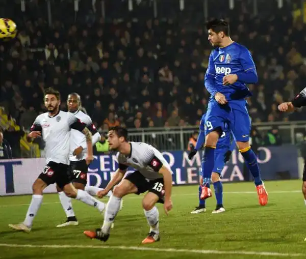 Juve sprecona, pari a Cesena. La capolista subisce il gol di Djuric, ribalta il risultato con Morata e Marchisio, poi subisce il 2-2 di Brienza. Vidal sbaglia un rigore. La Roma resta a sette punti di