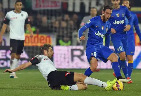 Juve sprecona, pari a Cesena. La capolista subisce il gol di Djuric, ribalta il risultato con Morata e Marchisio, poi subisce il 2-2 di Brienza. Vidal sbaglia un rigore. La Roma resta a sette punti di