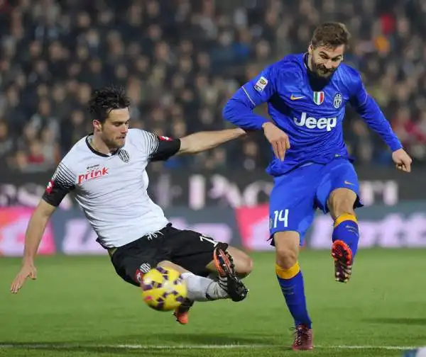 Juve sprecona, pari a Cesena. La capolista subisce il gol di Djuric, ribalta il risultato con Morata e Marchisio, poi subisce il 2-2 di Brienza. Vidal sbaglia un rigore. La Roma resta a sette punti di