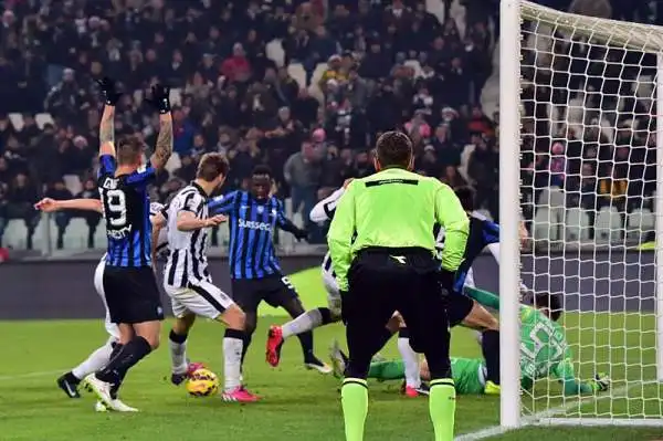 La Juventus soffre ma piega l'Atalanta, passata in vantaggio con un gol di Migliaccio, grazie alle reti di Llorente e Pirlo.
