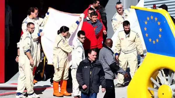Alonso ha lasciato il circuito a bordo di un elicottero, nascosto ancora da un drappo bianco come succede in questi casi.