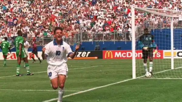 Nel 1994 è uno dei giocatori più forti e conosciuti della Terra: quasi da solo porta l'Italia in finale ai Mondiali.