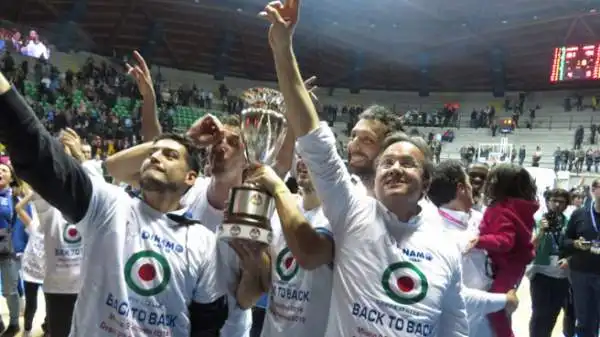 Il Banco di Sardegna, dopo aver battuto in finale l'Olimpia Milano, festeggia a Desio la conquista della sua seconda Coppa Italia consecutiva.