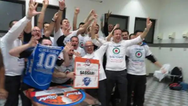 Il Banco di Sardegna, dopo aver battuto in finale l'Olimpia Milano, festeggia a Desio la conquista della sua seconda Coppa Italia consecutiva.