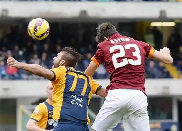 Finisce in parità la sfida tra Verona e Roma allo Stadio Bentegodi. Totti apre le marcature con il suo 240° gol in Serie A, ma il Verona pareggia con un autogol di Keita.