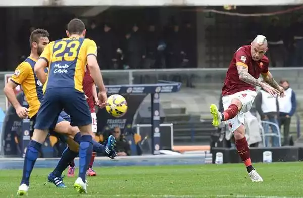 Finisce in parità la sfida tra Verona e Roma allo Stadio Bentegodi. Totti apre le marcature con il suo 240° gol in Serie A, ma il Verona pareggia con un autogol di Keita.